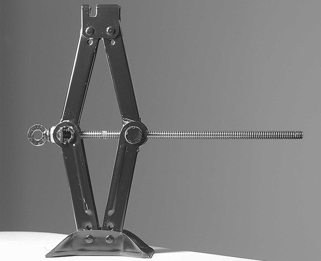 DIY-Auto-Repair-Tools-Car-Jack-and-Stand